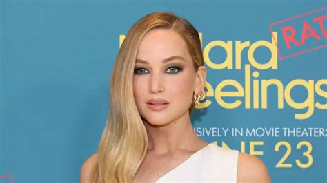 Jennifer Lawrence shocks fans by getting completely naked in。